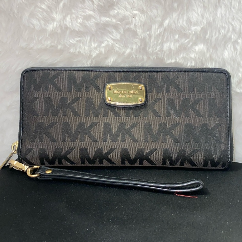 ⬇️Michael Kors brown and gold wristlet wallet